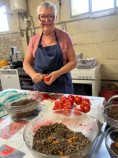 🍽️Un immense merci à nos deux cuisinières ❤️ 
Dès 6h30 le matin, aux fourneaux pour préparer petits-déjeuners, repas, goûters et dîners… avec toujours de nouvelles idées et dans la bonne humeur. 

Merci Fabienne et Jeannick pour votre énergie, les bons petits plats et merci d’avoir si bien pris soin de notre équipe. 🥰🍇