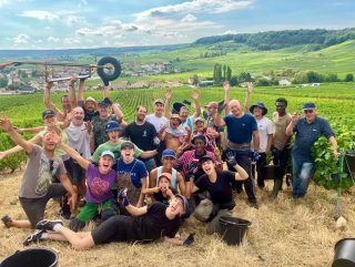 🍇Fin des vendanges 2026 !

Quelques jours seulement… et pourtant, quelle aventure. Et cette année, nous avons terminé en août, avant la rentrée des classes… une chose plutôt rare en Champagne ! 

Des journées bien remplies, des heures dans les vignes, des caisses qui se remplissent, des discussions, des rires, de la fatigue aussi. 

Et cette équipe qui, pendant les vendanges, partage bien plus qu’un travail.

Aujourd’hui, nous refermons cette parenthèse avec une immense reconnaissance pour toutes les personnes qui ont participé à cette récolte.

Et quelle meilleure façon de terminer que tous ensemble, ici, au-dessus de Chamery, avec notre village sous les yeux. ❤️
Merci à toute l’équipe pour ces vendanges 2026.
Maintenant, le travail se poursuit en cuverie. 

#Vendanges2026 #ChampagneFeneuilPointillart #Chamery #champagne